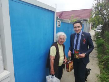 Артур Инджиев депутат окружной Думы поздравил с 9 Мая ветеранов своего округа