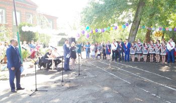 Депутаты окружной Думы приняли участие в торжественных мероприятиях, посвященных празднику последнего звонка