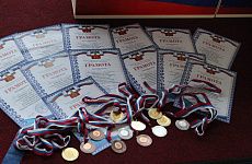 Россыпь медалей и наград юных георгиевских акробатов