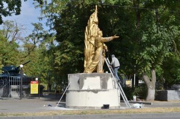 В Георгиевске ремонтируют скульптурную композицию «Международная солидарность»