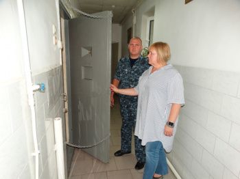 В Георгиевском городском округе председатель Общественного совета при окружном отделе внутренних дел посетила изолятор временного содержания
