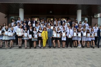 Выпускникам школ вручили награды «Гордость Георгиевского городского округа»! 