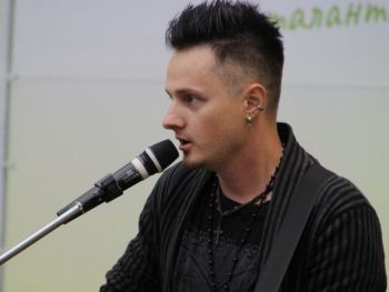 Андрей Зеленский из Георгиевского округа исполнил авторскую песню на краевом конкурсе 