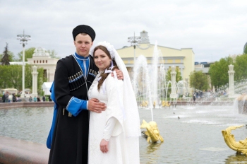 Ставропольская пара сыграла свадьбу на ВДНХ в нарядах краснокумских мастериц