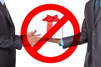 О запрете на дарение и получение подарков для муниципальных служащих 