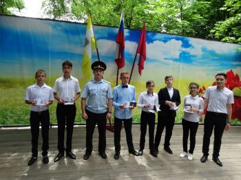 В День России депутаты вручили паспорта граждан РФ юным георгиевцам