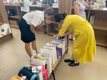 В Железноводске волонтеры проекта «ДОБРОшкола» вручили детям портфели с подарками