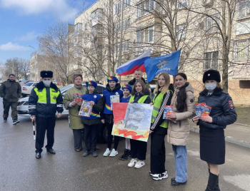 Сотрудники Георгиевской Госавтоинспекции вместе с волонтерами и общественниками поздравили мужчин-водителей с 23 февраля