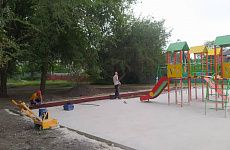 В станице Урухской завершаются работы по обустройству детской площадки