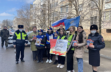 Сотрудники Георгиевской Госавтоинспекции вместе с волонтерами и общественниками поздравили мужчин-водителей с 23 февраля