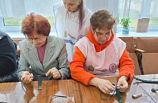Георгиевцы плетут тактические браслеты для бойцов СВО
