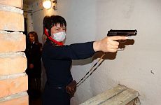 Соревнования по стрельбе среди сотрудниц полиции прошли в Георгиевском городском округе